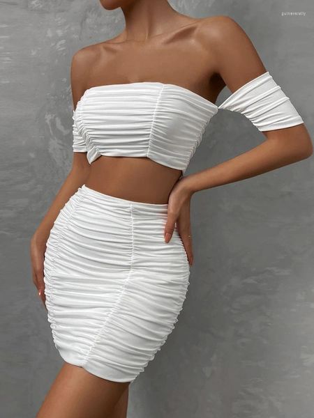 Vestidos de trabajo top de tubo apretado de moda yuzhexi con falda de vendaje blanco blanco dos piezas mujeres fuera de hombro raglan manga corta traje plisado