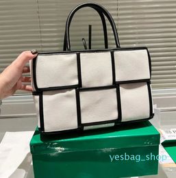 Bolsos de compras tejidos Diseñador de bolsos de cuero genuino Bolsos cruzados para mujer Bolsos de hombro lisos de gran capacidad de tejido grande de cuero de vaca Alta calidad