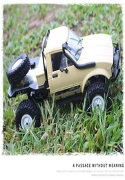 WPL 2.4G 4 S RC SUV Car Model Toys, 1:16 Monster Trucks, Véhicule hors route, avec une roue de secours, des lumières LED, un cadeau d'anniversaire pour enfants 2-25861849