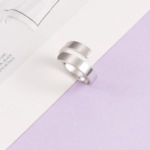 Diseño redondo envolvente de acero inoxidable en blanco, anillo grabado personalizado, joyería minimalista chapada en oro para mujer, accesorio con dije geométrico