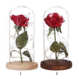 Couronnes de fleurs de vie éternelle, rose rouge artificielle et lumière LED avec pétales tombés dans un dôme de verre sur une base en bois, décor de fête de mariage C181