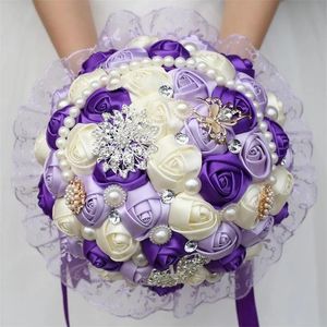 Couronnes grandes fleurs artificielles du bouquet de mariage violet de mariage violet.