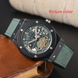 Polshorloges voor mannen 2024 Mens horloges drie naalden kwarts kijken hoogwaardige top luxe merkontwerper klok rubberen rubber riem mode montre de luxe h