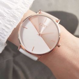 Polshorloges Dames Dames Mode Klok Creatieve Two-Color Reflect Dial Simple Pure Belt Sport Light Relojes de Mujer 2021