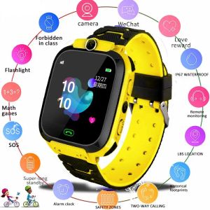 Polsbandjes Q12 Kinderen Smart Watch SOS Telefoongesprek Invoegen Kaart 2G Waterdichte externe GPS Locator Locator Kids Smart Watch Android iOS -cadeau voor jongens