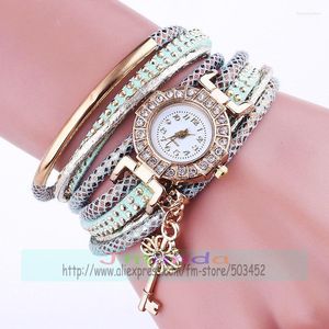 Montres-bracelets 100pcs / lot 918568 Wrap Around Lady Watch Fashion Leather For Women Key Pendentif Quartz Elegance