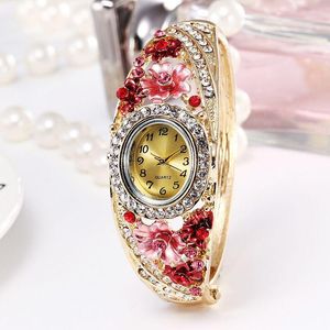 Montres-bracelets 100 pcs/lot mode fleur Style Bracelet montre coloré cristal dame Bracelet poignet en gros strass luxe horloge