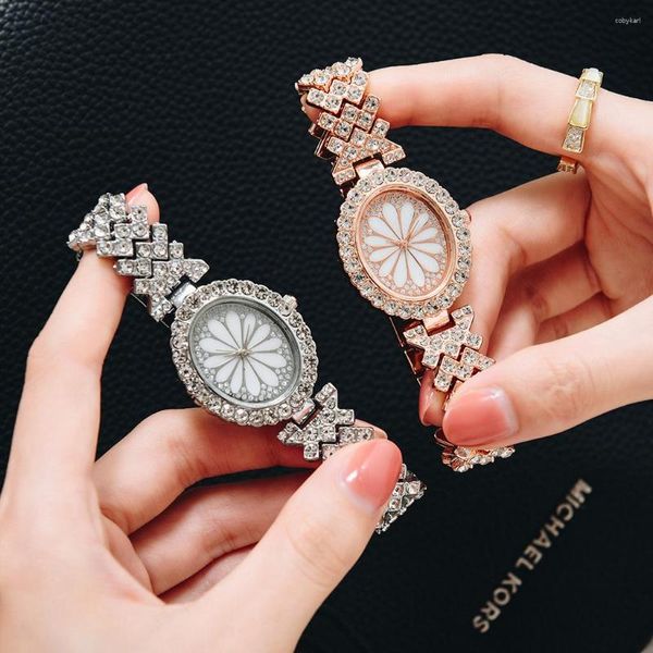 Relojes de pulsera 1 unid Decoración de diamantes de imitación Reloj de cuarzo Puntero ovalado Patrón de flores Dial Reloj de pulsera Pulsera con taladro Flash Hora mundial