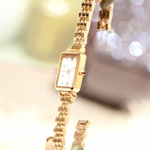 Relojes de pulsera 2021 Relojes de moda para mujer Damas de lujo Banda de acero creativa Reloj de cuarzo femenino Reloj impermeable Pequeño cuadrado