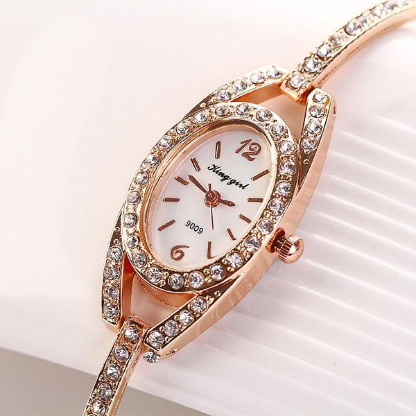 Relojes de pulsera 2023 Moda Mujer Diamante Aleación Reloj Banda Cuarzo Oval Dial Pulsera Acero Inoxidable Cristal