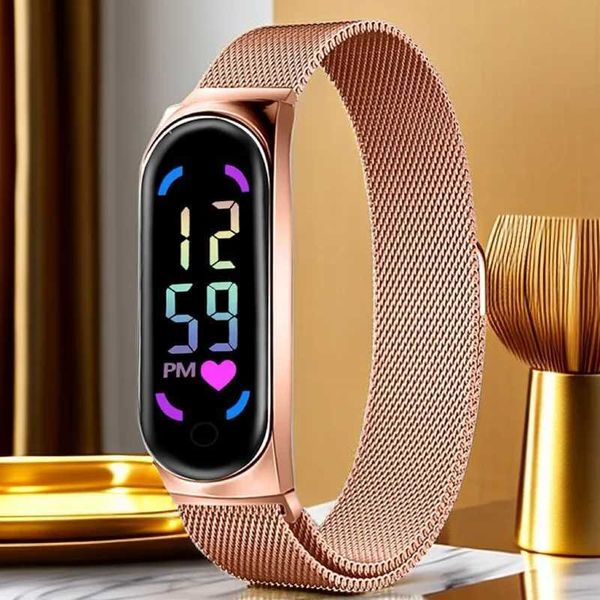 Montre-bracelets 2023 Nouvelles femmes LED Montres pour filles STRAP MAGNÉTIQUE MAGNEMENT TOUCHE TOUCHE FÉMININE CLORMES DIGITAL WRISTRACHES Gift 240423