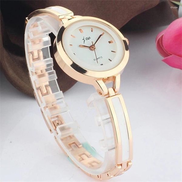 Montres-bracelets 2023 Petite exquise Dames Chaîne Montre Chic Disc Design Light Portable avec boucle dissimulée