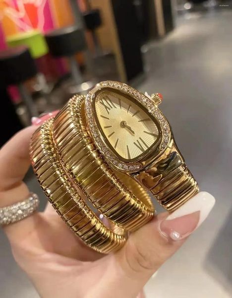 Relojes de pulsera 2023 Estilo en forma de serpiente Retro Diamond Set Moda Versátil Reloj de mujer de cuarzo