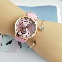 Montres-bracelets 2023 Top Womage Femmes Montres Mode Valentine Amour Coeur Quartz-montre Creux Cristal Designer Squelette Montre