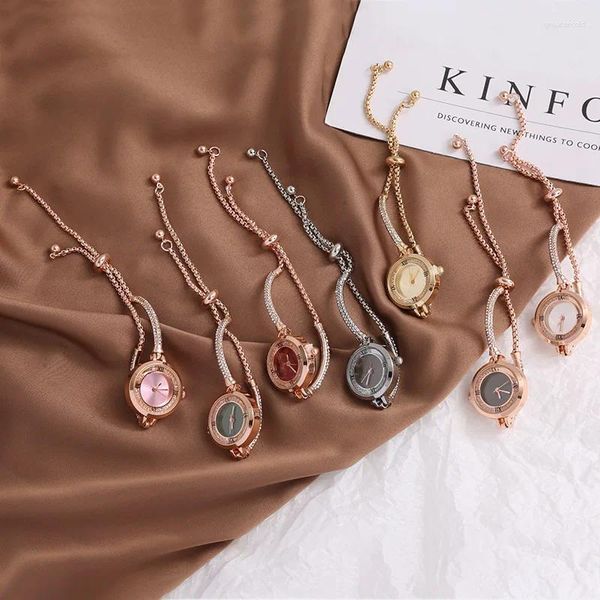 Muñecos de pulsera 2024 Moda Pulsera de oro de la pulsera para mujeres Pequeño dial elegante reloj lindo mujeres cuarzo de acero