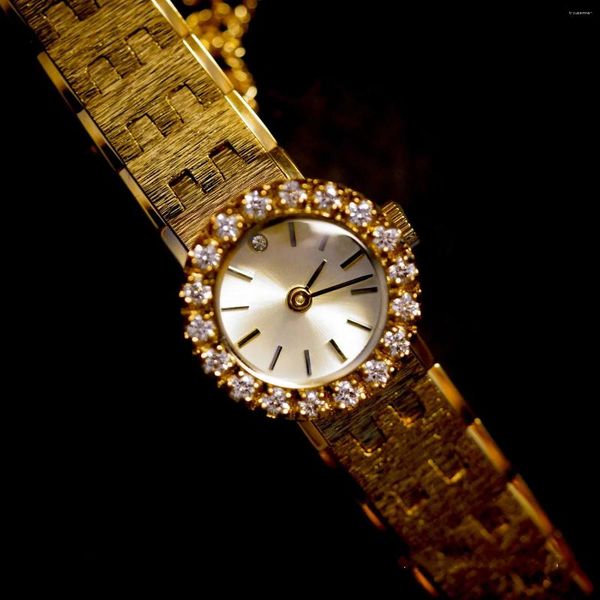 Muñecos de pulsera 2024 Mini dial de lujo Matriz de latón Joya Vintage Vintage Antigua Moda de alta calidad Ladies 24k Gold Quartz Watches Marca