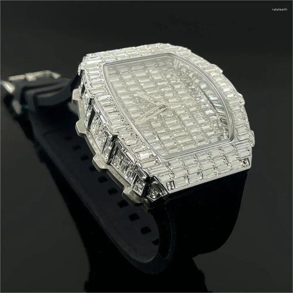Montre-bracelets 2024 Pladen Fashion Iced Watch for Men Sports Subber Strap Toneau Clock Hip Hop Square Diamond Quartz Quartz Wristwatch Male Reloj