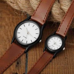 Relojes de pulsera 2024 Pareja unisex Reloj de moda Diseño de negocios Reloj generoso y exquisito Reloj de cuero para mujer 24319
