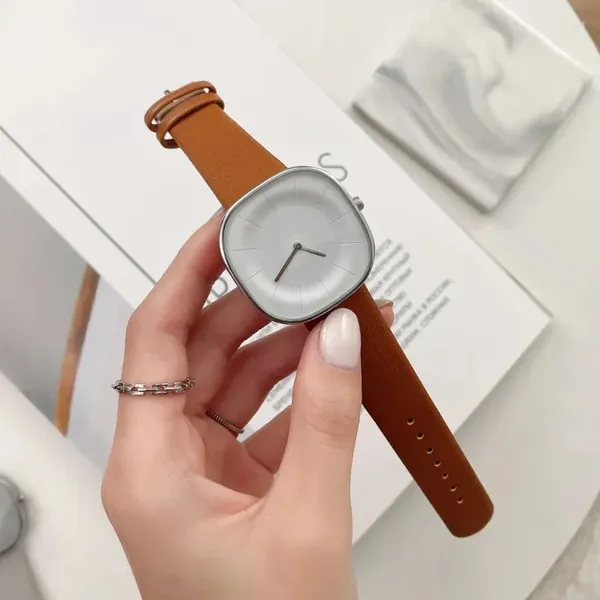 Montres-bracelets 2024 Montre Femmes Mode Casual Cuir Ceinture Montres Simple Dames Cadran Rond Quartz Robe Horloge Cadeau