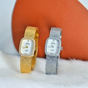 Montres-bracelets 2024 Montre pour femme Cadeau du festival de printemps Médiéval incrusté de diamants de luxe rétro bijoux à la main en or