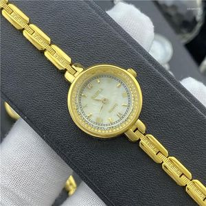 Montres-bracelets La chaîne de montre en or alluvionnaire plaquée épaisse 24 carats est destinée à restaurer les voies anciennes Ms Tempérament Boucle à quartz de luxe