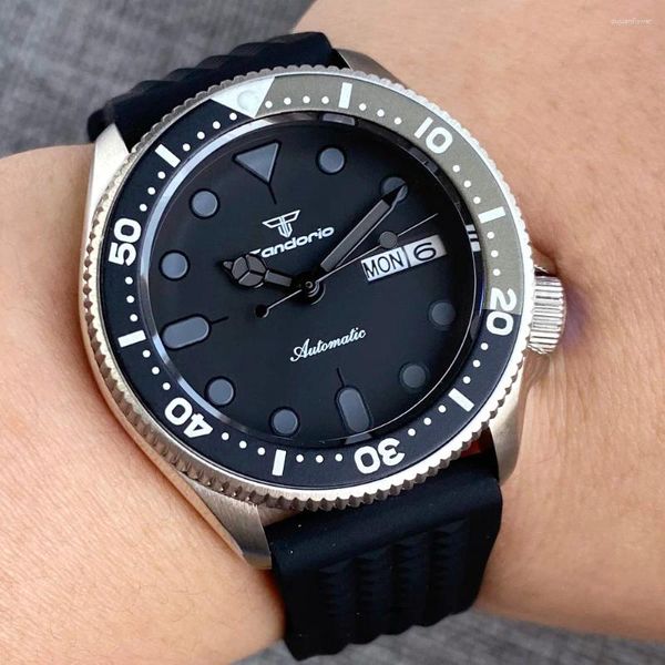 Relojes de pulsera 37 mm Tandorio 200M Diver Japón NH36A Bisel de cerámica 120 Haga clic en Cristal de zafiro Luminoso Automático Dial negro Reloj para hombre Fecha 3.8 Corona