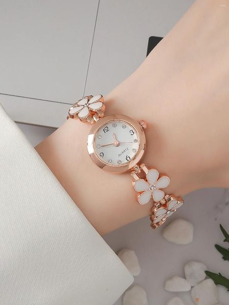Montre-bracelets une montre de quartz de trèfle à quatre feuilles classiques avec bracelet en diamant pour femmes.La vie quotidienne