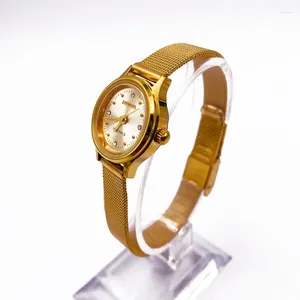 Montres-bracelets Antique plaqué or ovale en acier bande graduée domestique diamant face montre mécanique manuelle pour femme en stock les années 1980