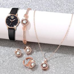 Montre-bracelets Black Femmes 6pcs / Set Quartz montre la bracelet avec 12 lettres Daisy Strap en cuir Watch Rhinestone Jewelry Set Gift for Mom