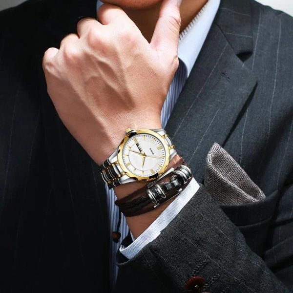Montre-bracelets dans la montre commerciale Match pour hommes élégants avec un double calendrier.