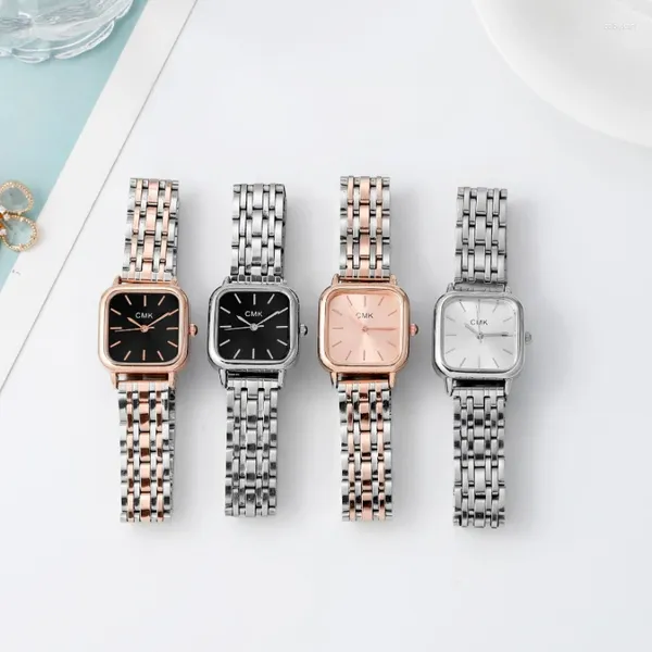 Montre-bracelets décontractés Bracelet en acier inoxydable Watch Fashion Tempérament minimaliste Matchez un petit quartz en alliage carré