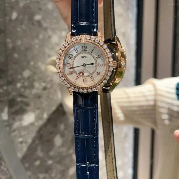 Relojes de pulsera Temperamento de lujo con encanto Citas Reloj de cuarzo para mujer 34 mm Fritillaria Luna Dial Anillo Diamante Correa de piel de vaca Estilo JJ