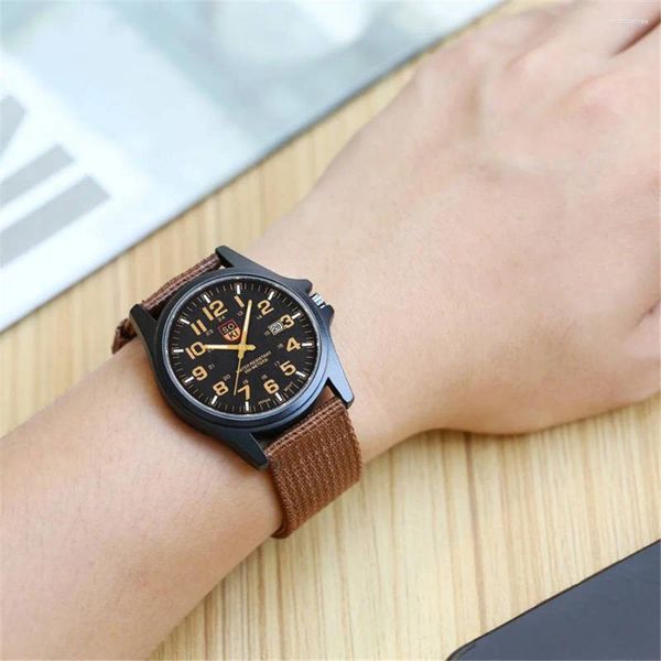 Montre-bracelets Couple Fashion Nylon Strap Analogue Quartz Round Wist Regarder classiques Femmes délicates pour hommes