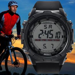 Montre-bracelets Watch électronique numérique pour les hommes sports super lumineux 49 mm 5tm étanche alarme de chronométr
