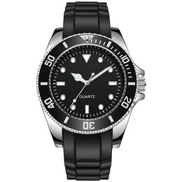 Horloges Diver Geïnspireerd Roterende Bezel 42mm Man Horloge Japan Beweging Genève Rubberen Band 221114259y