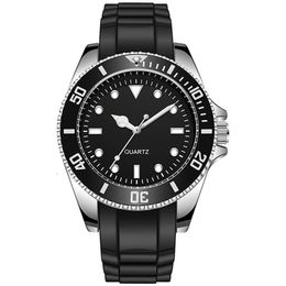 Horloges Diver Geïnspireerd Roterende Bezel 42mm Man Horloge Japan Beweging Genève Rubberen Band 221114305F