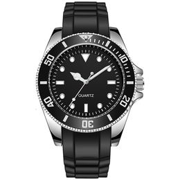 Horloges Diver Geïnspireerd Roterende Bezel 42mm Man Horloge Japan Beweging Genève Rubberen Band 221114203O