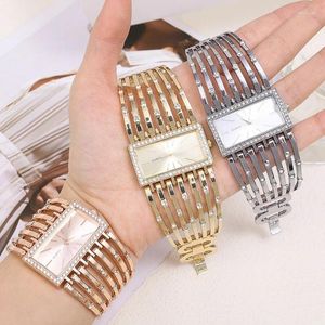 Montres-bracelets Élégant Premium Feel Light Montre de luxe à la mode Square Diamond Quartz Femmes Montres Exquise Horloge Simple Vintage Bracelet