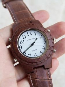 Relojes de pulsera Reloj parlante de madera inglés para personas ciegas Personas mayores con discapacidad Regalo para los abuelos Grabado personalizado
