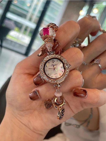 Relojes de pulsera exóticos de moda ligeros de lujo para mujer reloj de alta calidad elegante Noble cuarzo nicho Casual Retro princesa pulsera