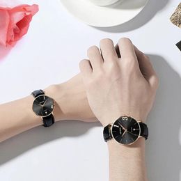 Montre-bracelets Fashion Casual Couple Watch Sobre en cuir Ligne en acier inoxydable Calendrier Calendrier Dames Wrist Montres Gift Loves '