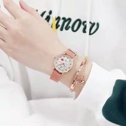 Montres-bracelets Mode Casual Haute Qualité Dames Petit Cadran Nylon Bracelet Vin Coeur Slim Montre Étudiant Horloge Décorative Vintage Classique