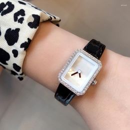 Montres-bracelets Fashion City Square Quartz Femme Ceinture Montre Set avec diamants Classique Noir et Blanc Deux broches polyvalentes