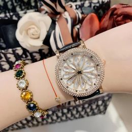 Montre-bracelets Fashion Rotary Watch Quartz Chrysanthemum DIAL Small Elegant Woman White for Girls Designer Accessoires