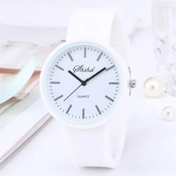 Muñecos de pulsera Moda de relojes simples Mujeres White Korean Silicone Quartz Precio de regalo Drop