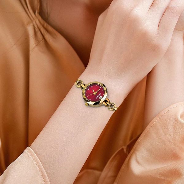 Montre-bracelets mode petites montres créatives design créatif Luxury Elegance Watchband Quartz Mouvement 2024 Style Versonnets polyvalents Bracelet Watch