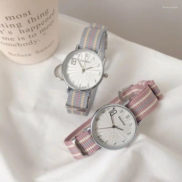 Relojes de pulsera Relojes de mujer a rayas de moda Número simple Diseño de esfera de engranaje Damas Cuarzo Casual Correa de nailon rosa Reloj de mujer Horas