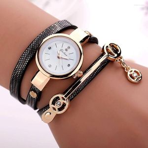 Montres-bracelets Mode Twist Femmes Montres Vente PU Quatrz Alliage Diamant Pendentif Bracelet