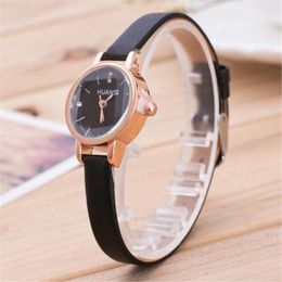 Montres-bracelets Montres de mode Dames Minimaliste Bracelet en cuir fin Montre Vintage Poignet pour femme Voyage Souvenir Cadeaux d'anniversaire