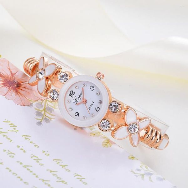 Relojes de pulsera Moda Mujer Reloj de cuarzo Flor de moda Aleación de diamantes de imitación de alta calidad Reloj clásico de regalo para estudiantes al por mayor